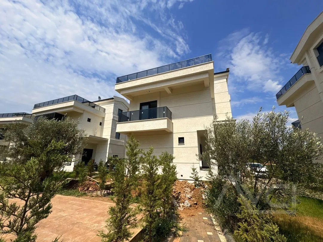 AVCI’DAN 5+1 SAUNALI HAMAMLI SİTE İÇİ ORTAK HAVUZLU OTOPARKLI LÜKS VİLLA