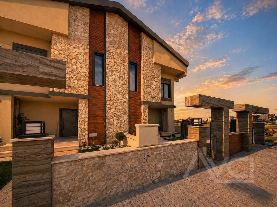 AVCI’DAN 5+1 EDREMİT’TE İKİZ HAVUZLU AKILLI VİLLA