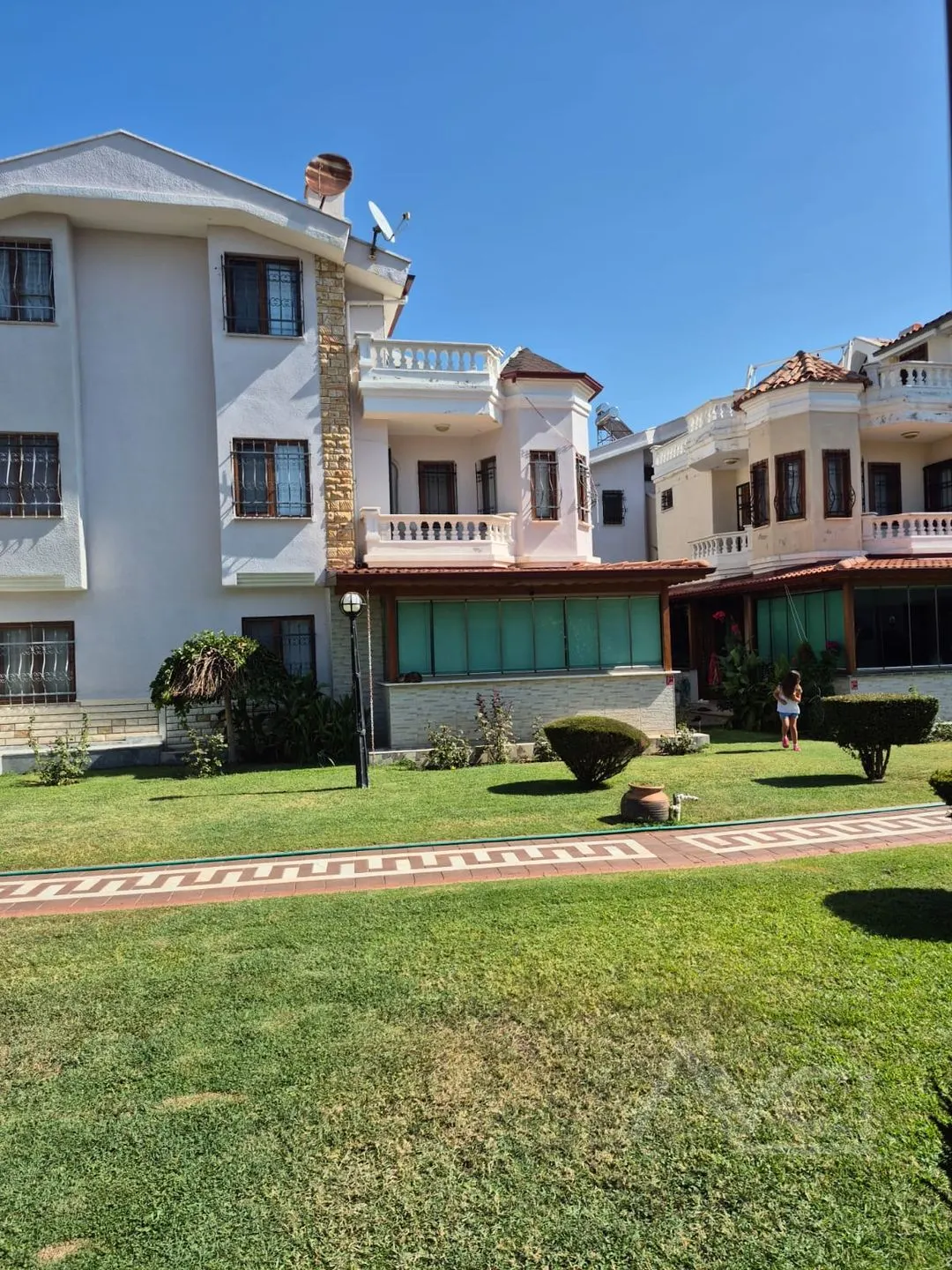 GÜRE KORDON’DA DENİZE SIFIR SİTE İÇİ 4+1