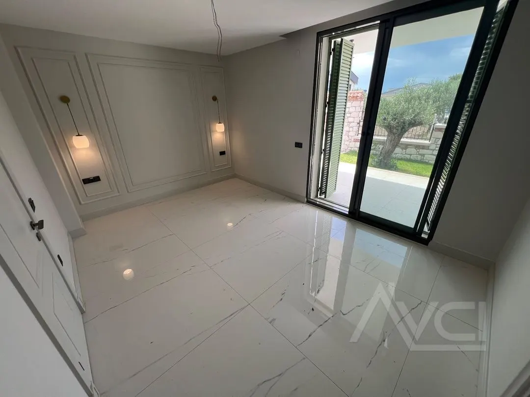 AVCI’DAN 700M2 ARSA İÇİNDE GİRİŞTE 2 ODALI HAVUZLU LÜKS ALAÇATİ TARZI VİLLA