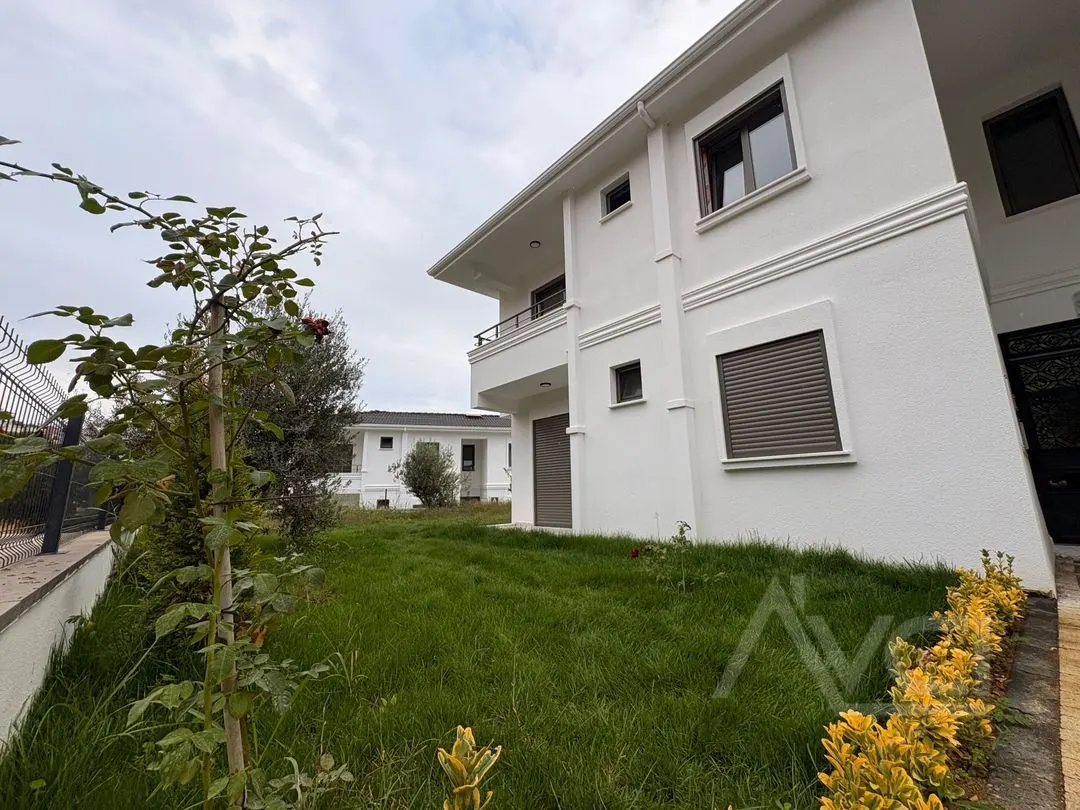 AVCI’DAN KÜCÜKKUYUDA YOLA YAKIN SİTE İÇİ ÜST KAT 2+1 DAİRE