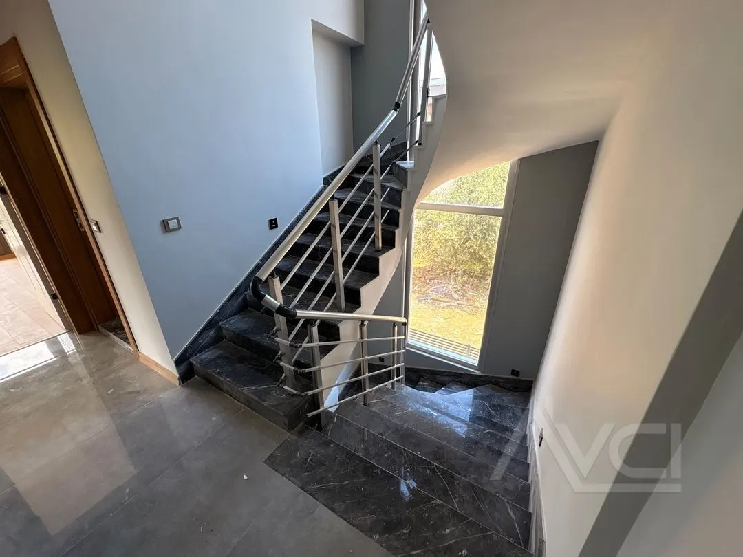 AVCI’DAN GİRİŞTE ODALI 4+1 TERASLI VİLLA