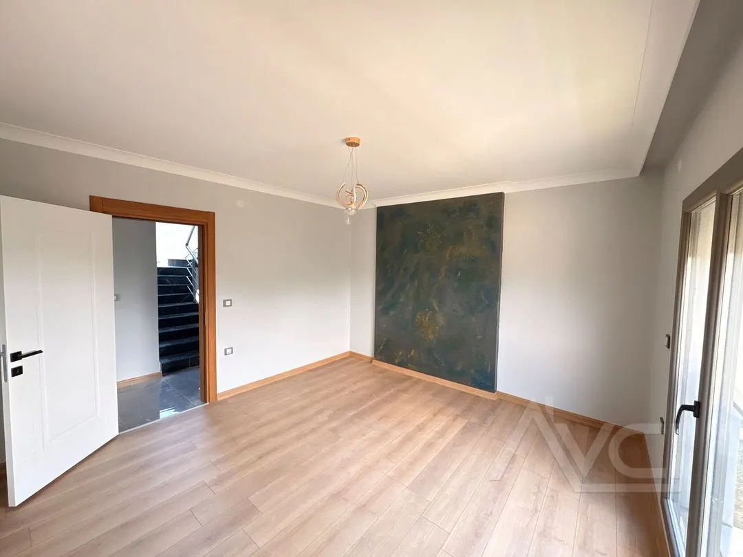 AVCI’DAN GİRİŞTE ODALI 4+1 TERASLI VİLLA