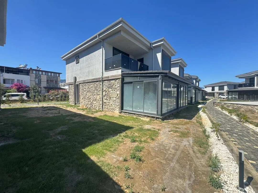 AVCI’DAN TEK YETKİ GÜRE DE DENİZE SIFIR SİTE HAVUZLU 3+1 VİLLA