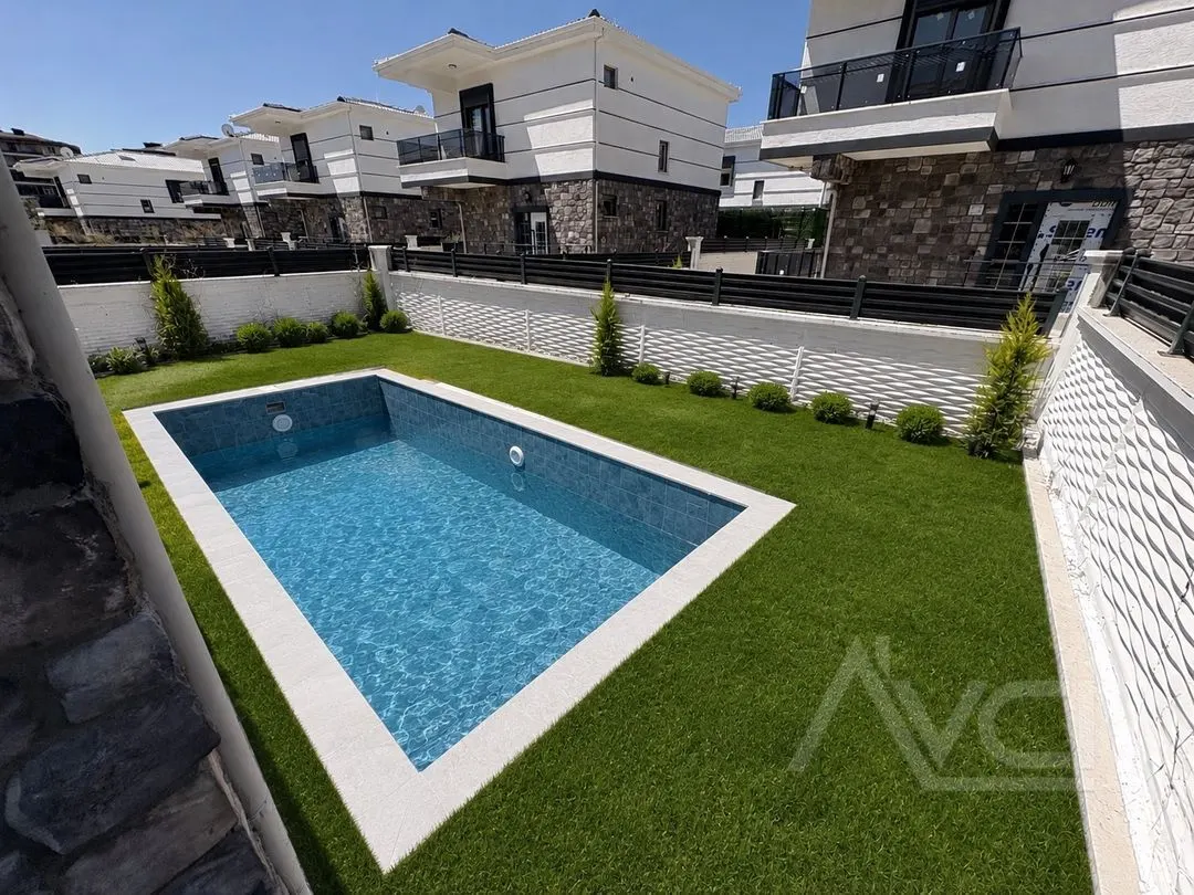 AVCI’DAN EDREMİTTE HAVUZLU SİTE İÇİ 3+1 HAVUZLU VİLLA