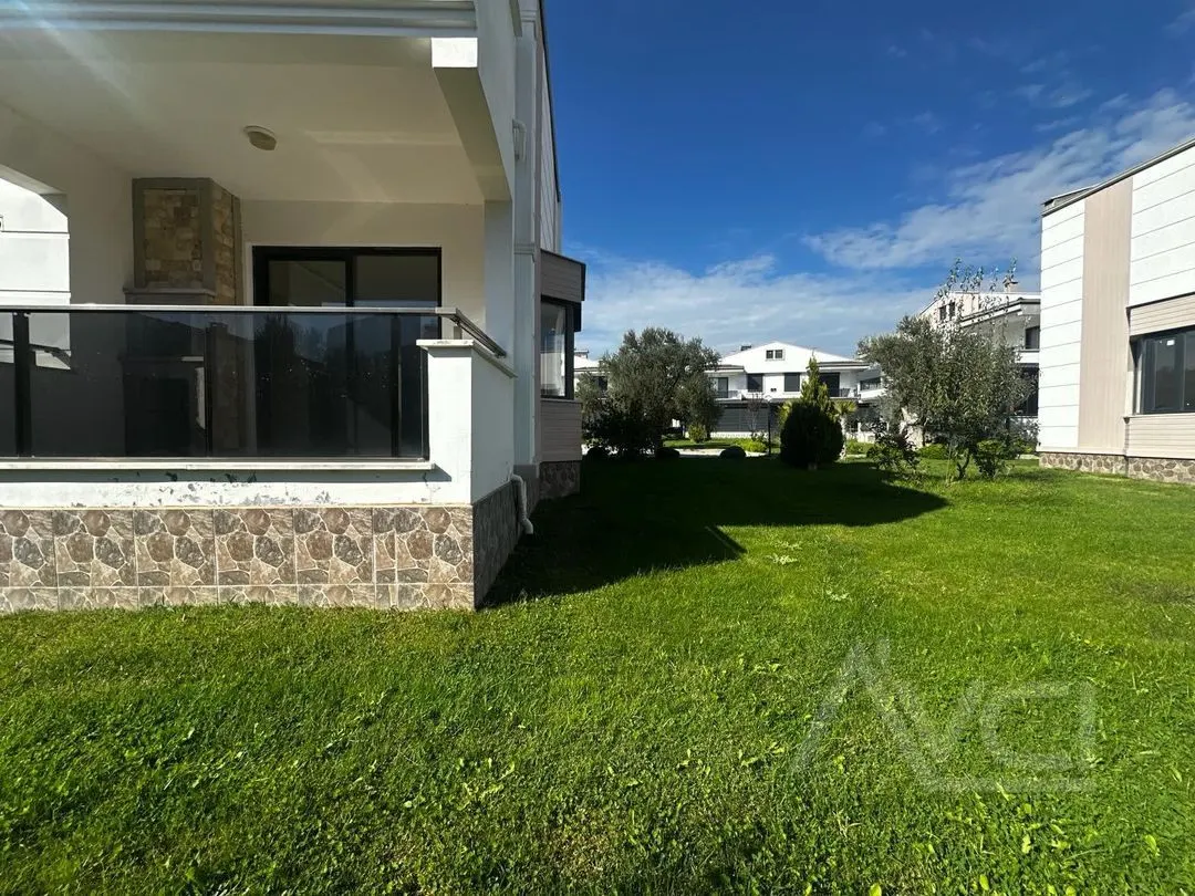 AVCI’DAN YOLUN ALTI DENİZE 100MT HAVUZLU SIFIR VİLLA