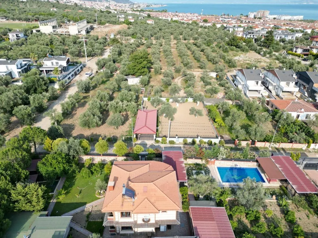 AVCI’DAN 1,500 M2 ARSA İÇİNDE 2 MÜŞTEMİLATLI HAVUZLU MALİKANE