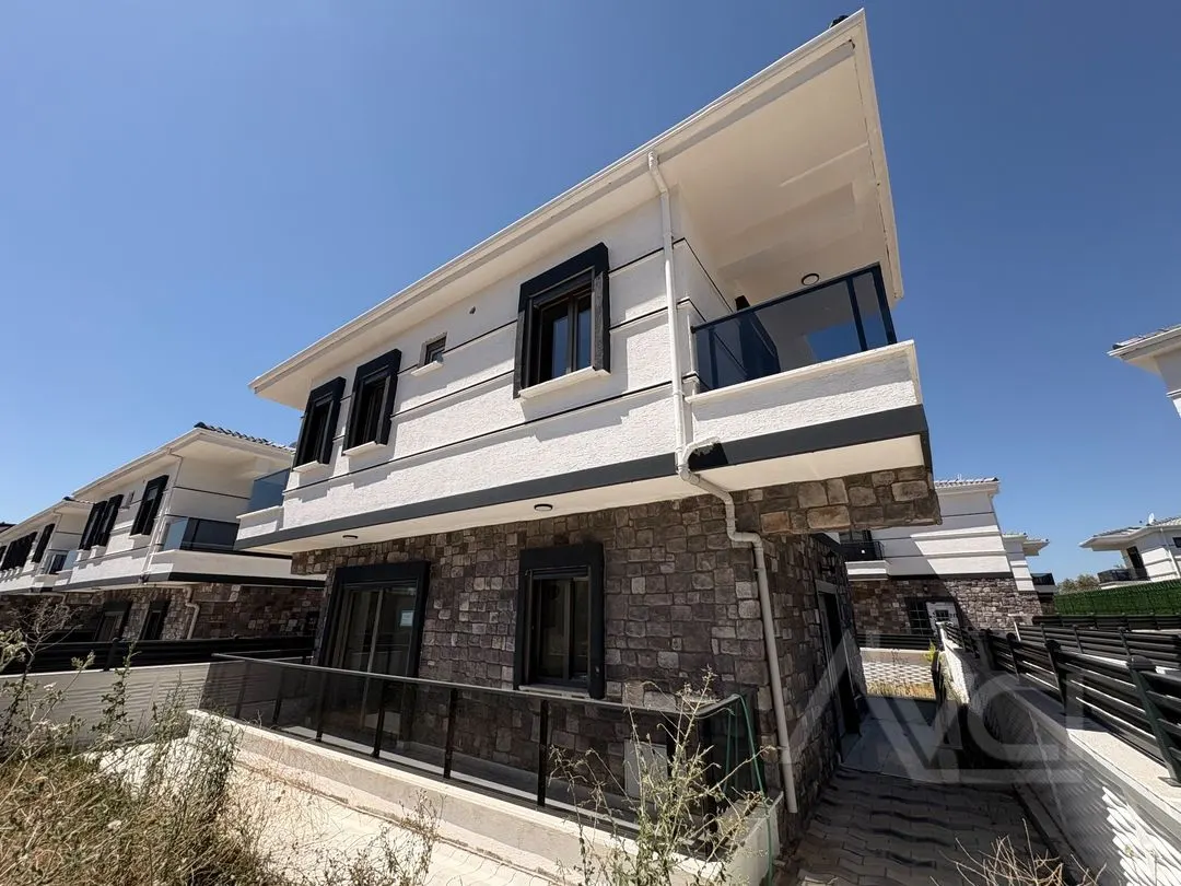 AVCI’DAN EDREMİTTE HAVUZLU SİTE İÇİ 3+1 HAVUZLU VİLLA