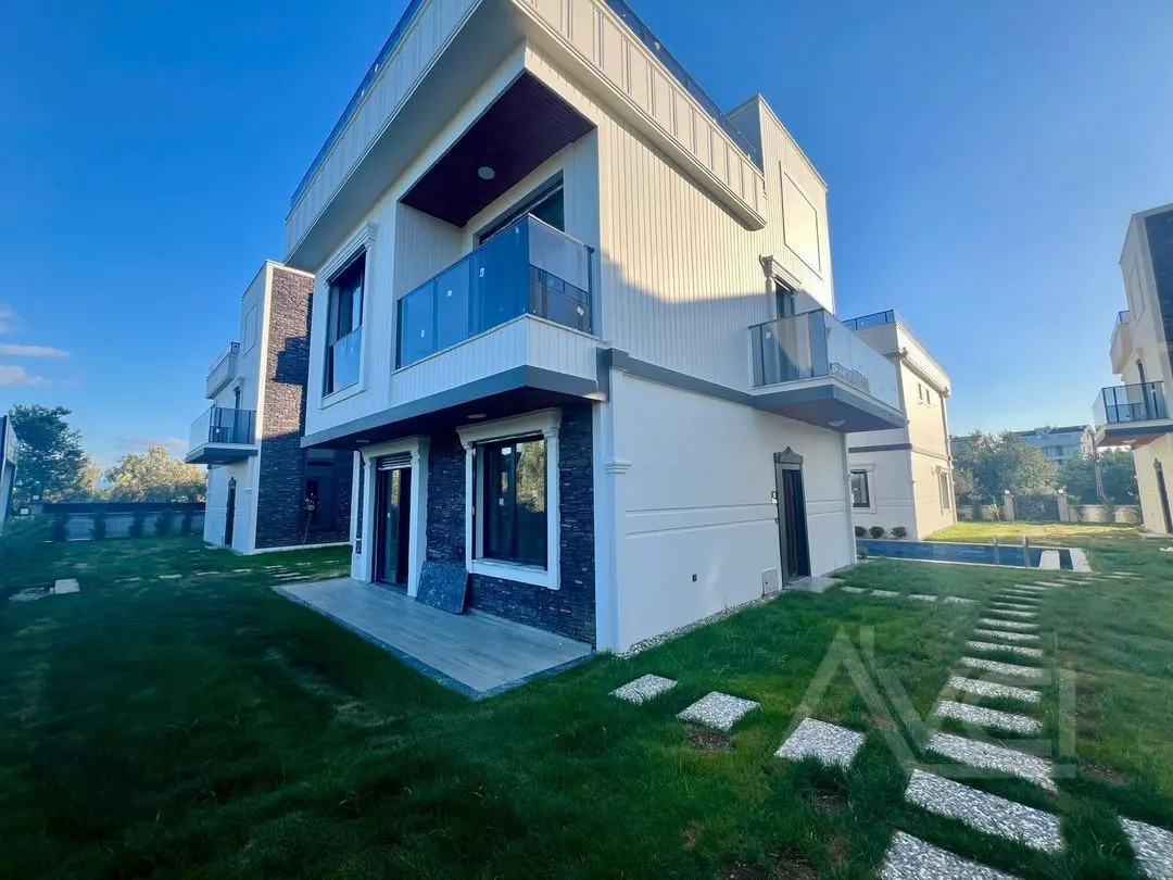 AVCI’DAN HAVUZLU GİRİŞTE ODALI 4+1 LÜKS VİLLALAR