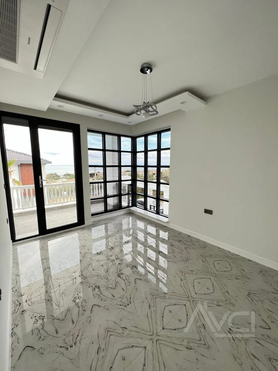 AVCI’DAN ALTINOLUK’TA 600M2 ARSA İÇİNDE BEYAZ KONAK