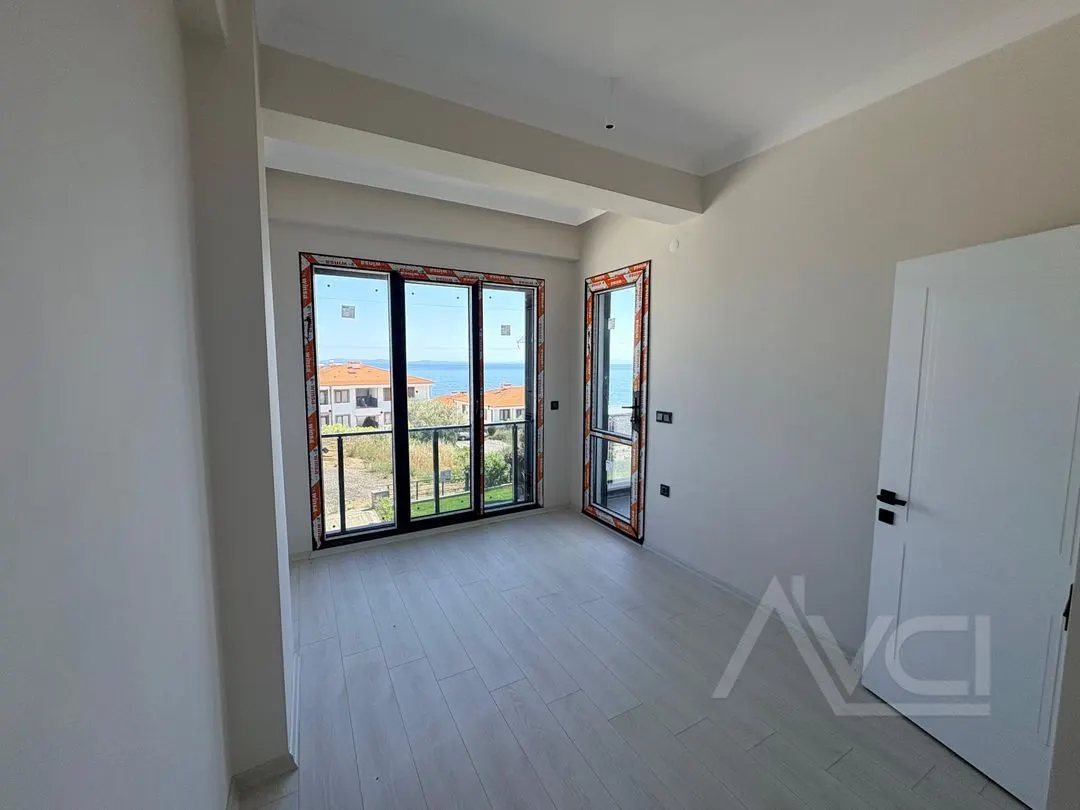 AVCI’DAN ASSOS MANZARALI KÜÇÜKKUYU’DA 3+1 VİLLA