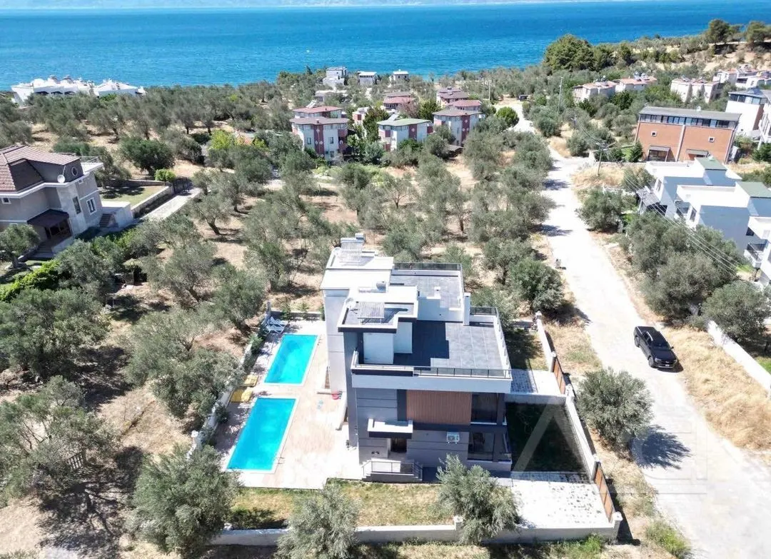 KARAAĞAÇTA 5+1 HAVUZLU VİLLA