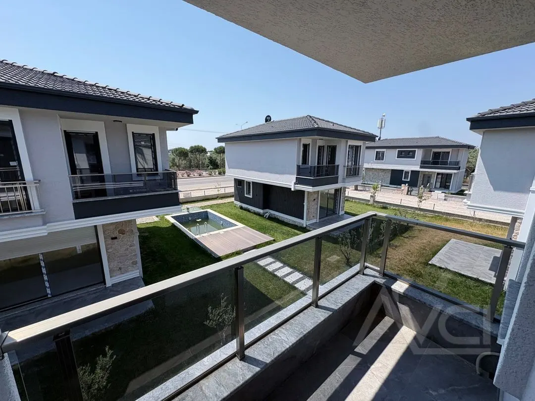 AVCI’DAN KÜÇÜKKUYUDA HAVUZLU SİTE İÇERİSİNDE 3+1 VİLLA