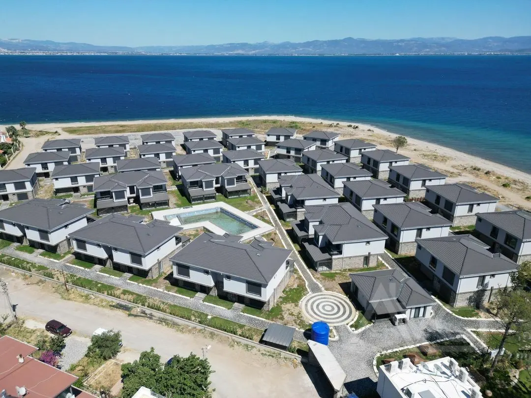 AVCI’DAN TEK YETKİ GÜRE DE DENİZE SIFIR SİTE HAVUZLU 3+1 VİLLA