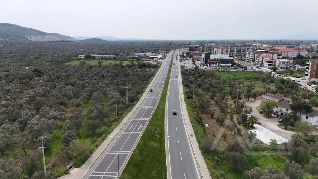 AVCI’DAN ÇANAKKALE-EDREMİT OTOBANINA CEPHELİ 2.081M2 ZEYTİNLİK