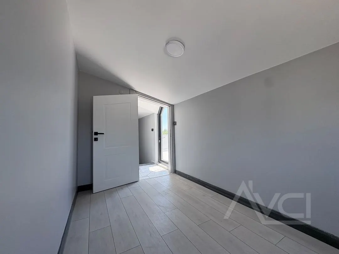 AVCI’DAN NARLI’DA YOL CEPHELİ 3+1 TERASLI VİLLA