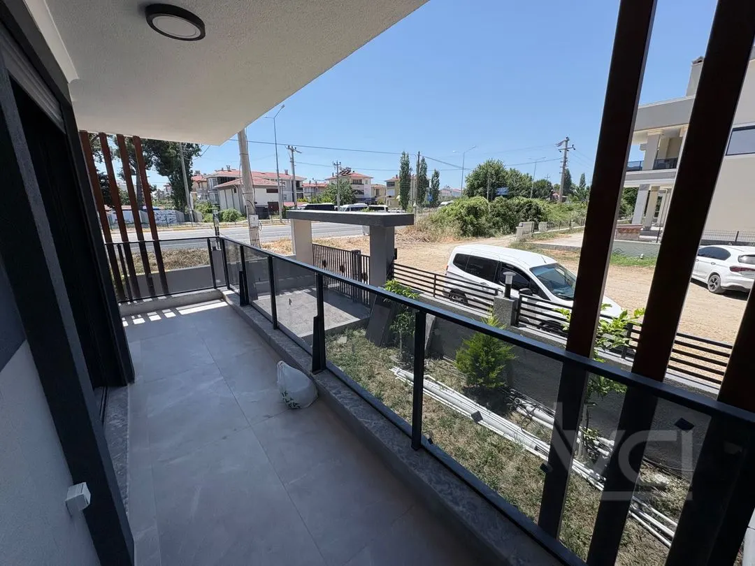 AVCI’DAN NARLI’DA YOL CEPHELİ 3+1 TERASLI VİLLA