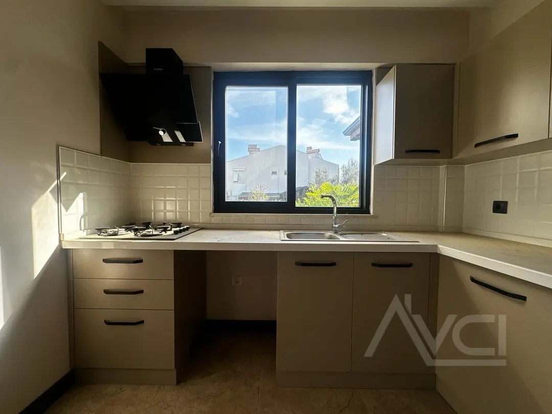 AVCI’DAN YOLUN ALTI DENİZE 100MT HAVUZLU SIFIR VİLLA