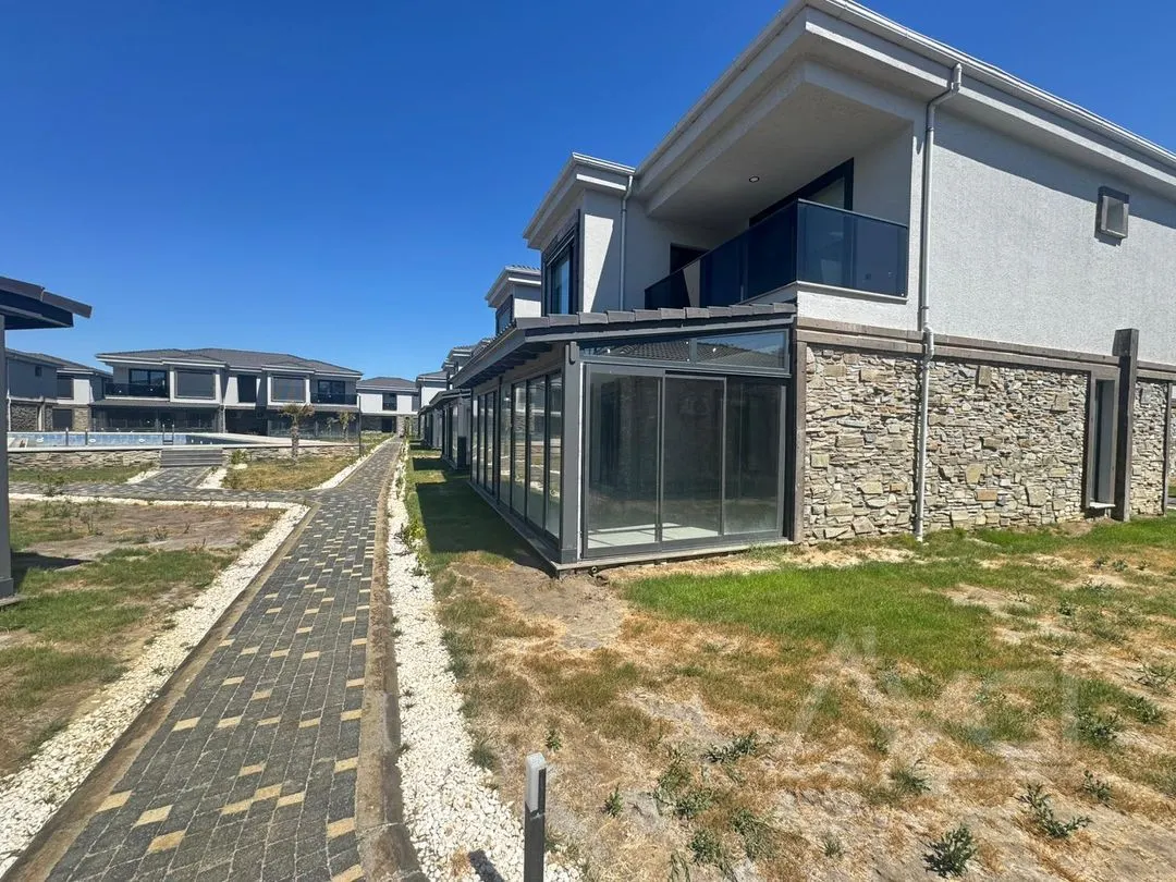 AVCI’DAN TEK YETKİ GÜRE DE DENİZE SIFIR SİTE HAVUZLU 3+1 VİLLA