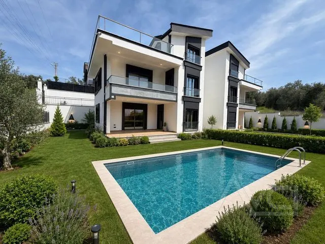 NARLIDA DENİZE 300MT 3+1 GENİŞ BAHÇE ALANI + HAVUZ  AYRI MUTFAK TERASLI