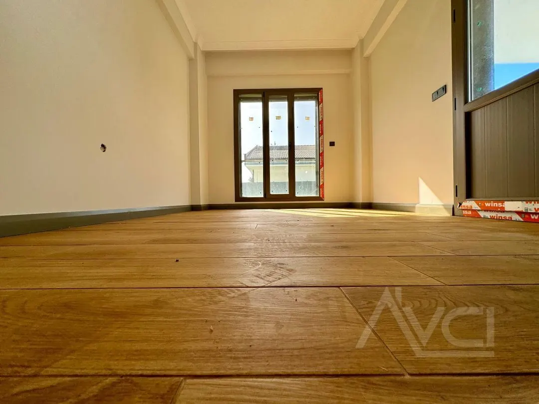 NARLIDA DENİZE 300MT 3+1 GENİŞ BAHÇE ALANI + HAVUZ  AYRI MUTFAK TERASLI