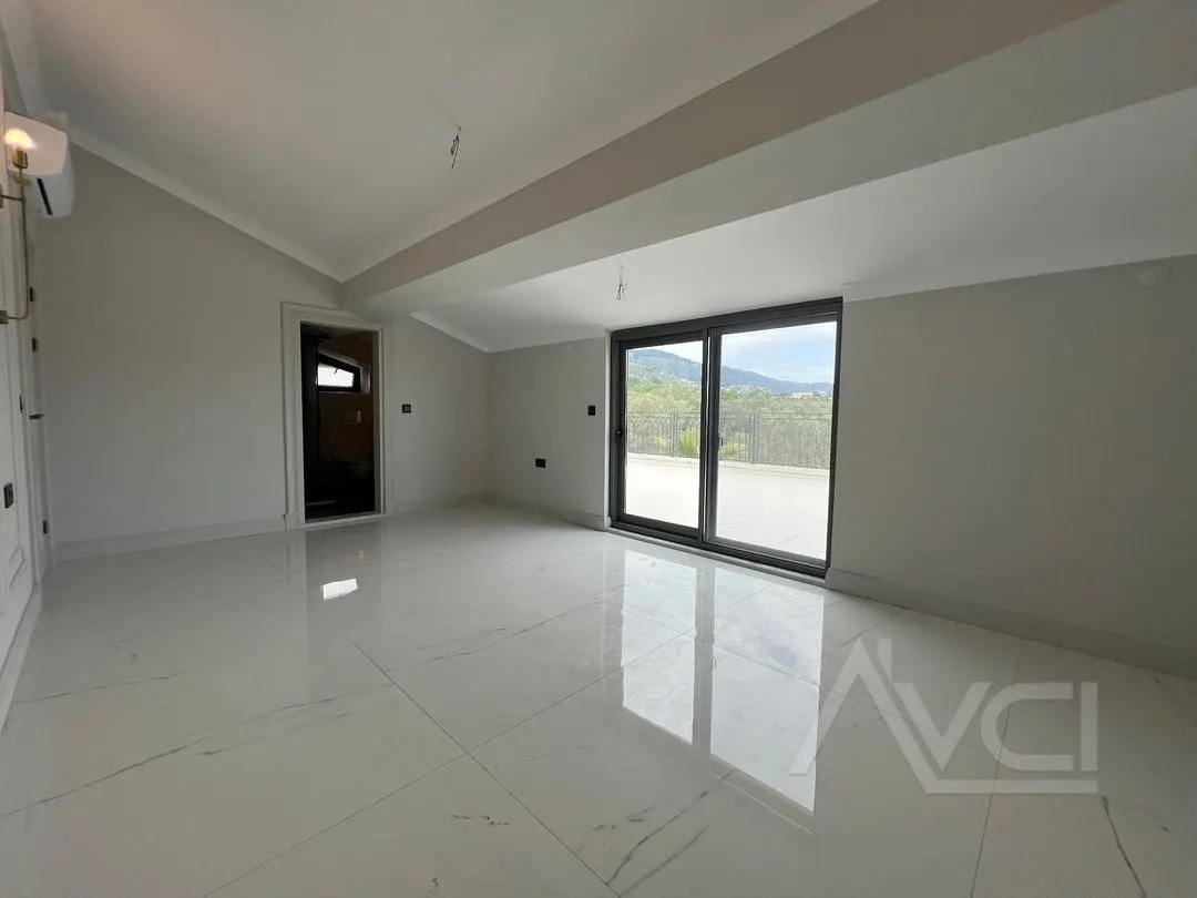 AVCI’DAN 700M2 ARSA İÇİNDE GİRİŞTE 2 ODALI HAVUZLU LÜKS ALAÇATİ TARZI VİLLA