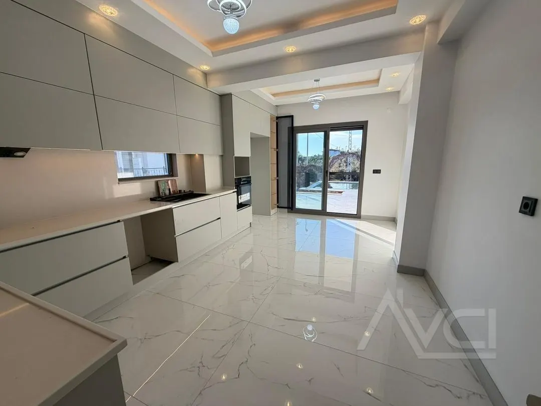 AVCI’DAN 700 M2 ARSA 6+1 GİRİŞ ODALI MÜSTAKİL HAVUZLU VİLLA