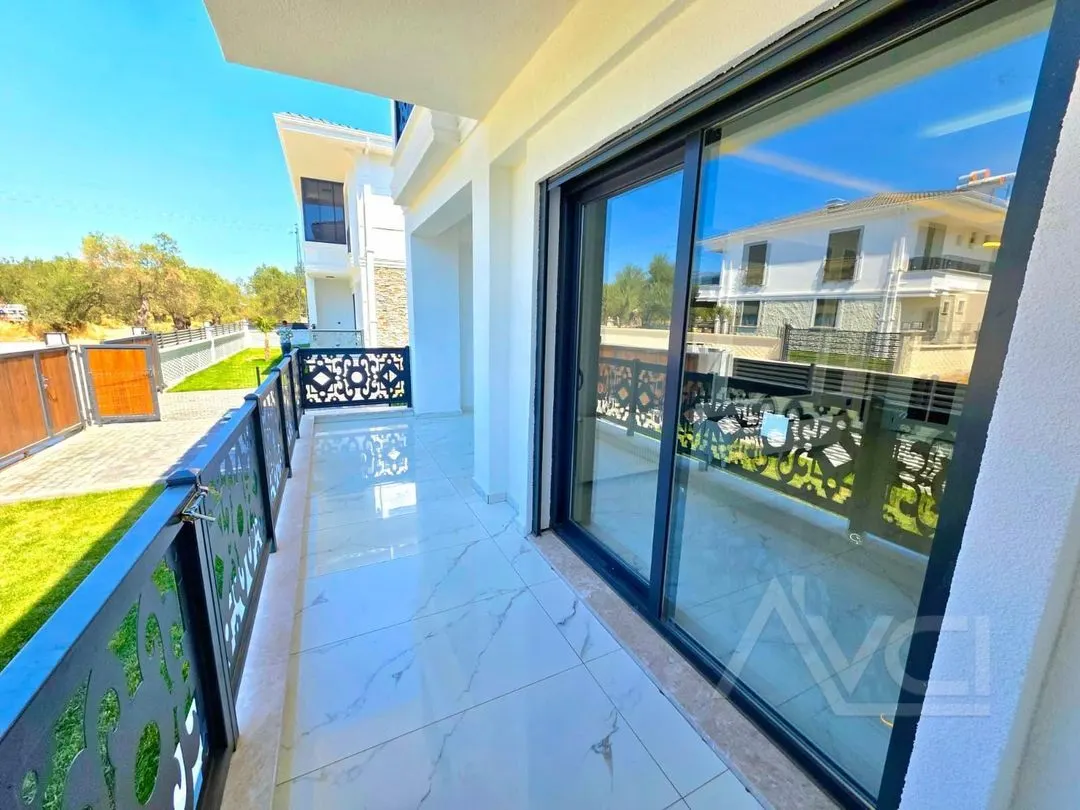 AVCI’DAN 4+1 GİRİŞTE ODALI AYRI MUTFAK DENİZE 350MT VİLLA