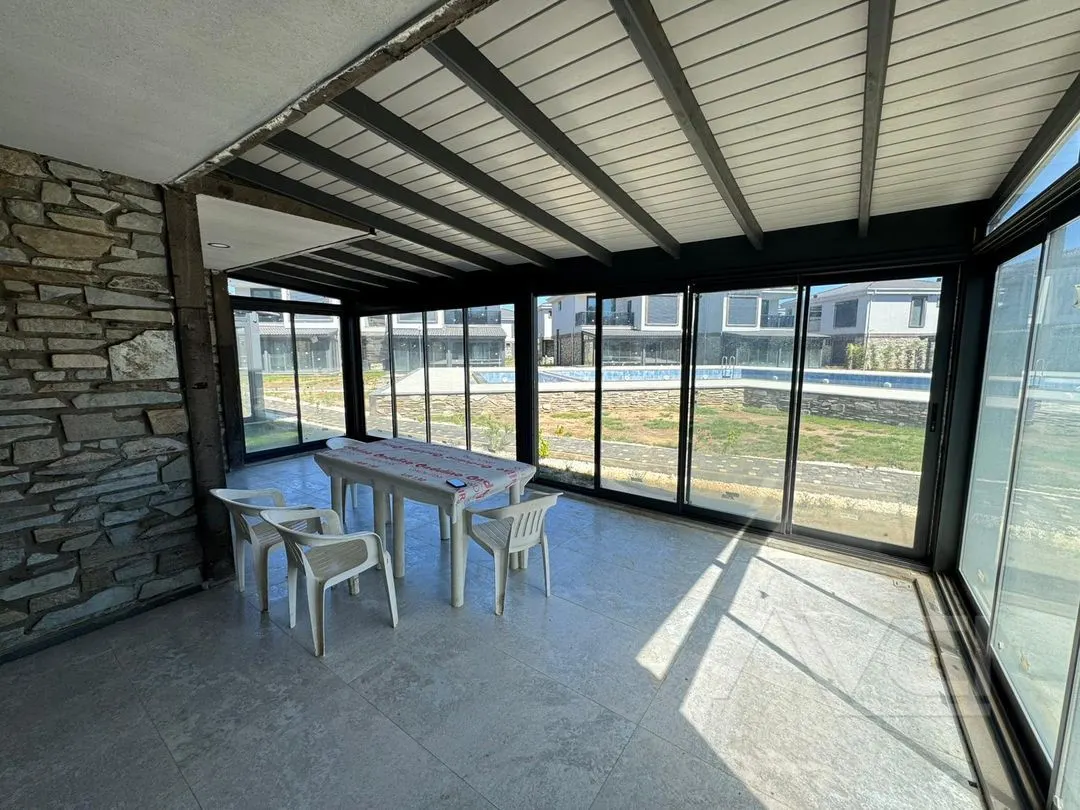 AVCI’DAN TEK YETKİ GÜRE DE DENİZE SIFIR SİTE HAVUZLU 3+1 VİLLA