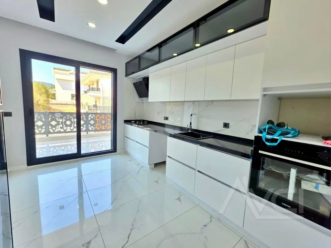 AVCI’DAN 4+1 GİRİŞTE ODALI AYRI MUTFAK DENİZE 350MT VİLLA
