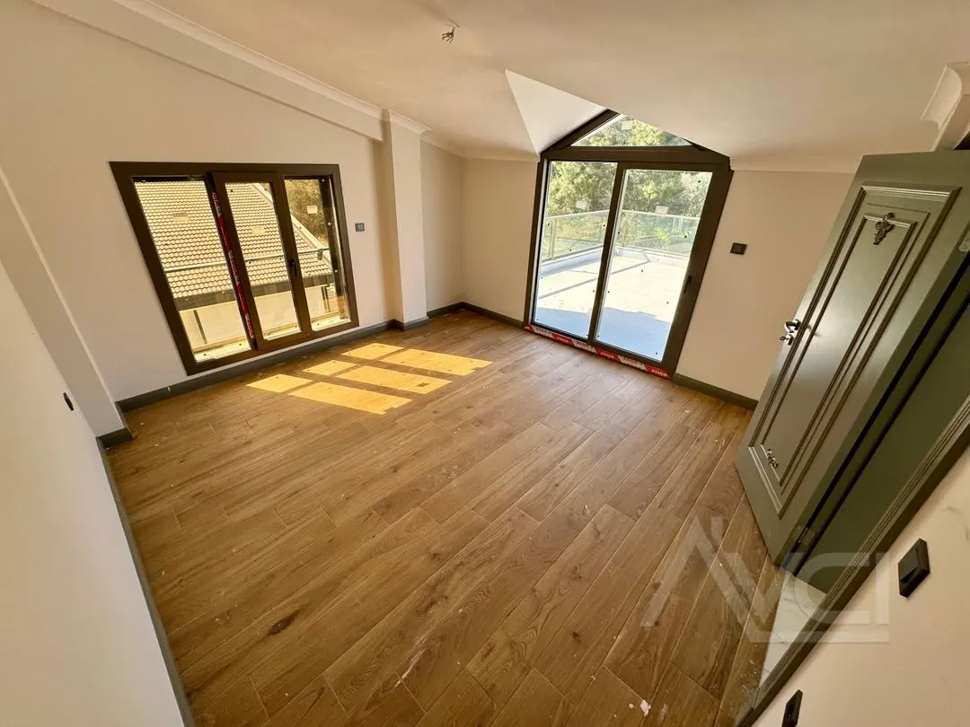 NARLIDA DENİZE 300MT 3+1 GENİŞ BAHÇE ALANI + HAVUZ  AYRI MUTFAK TERASLI