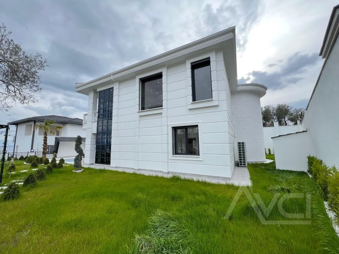 AVCI’DAN ALTINOLUK’TA 600M2 ARSA İÇİNDE BEYAZ KONAK