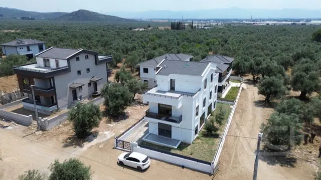AVCI’DAN GİRİŞTE ODALI 4+1 TERASLI VİLLA