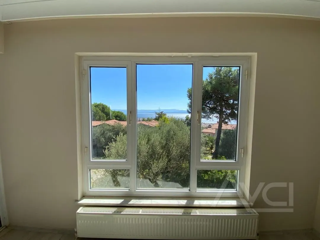 AVCI’DAN 3+2 DENİZ MANZARALI 7.000m2 ARSA İÇİ HAVUZLU YAPILI VİLLA