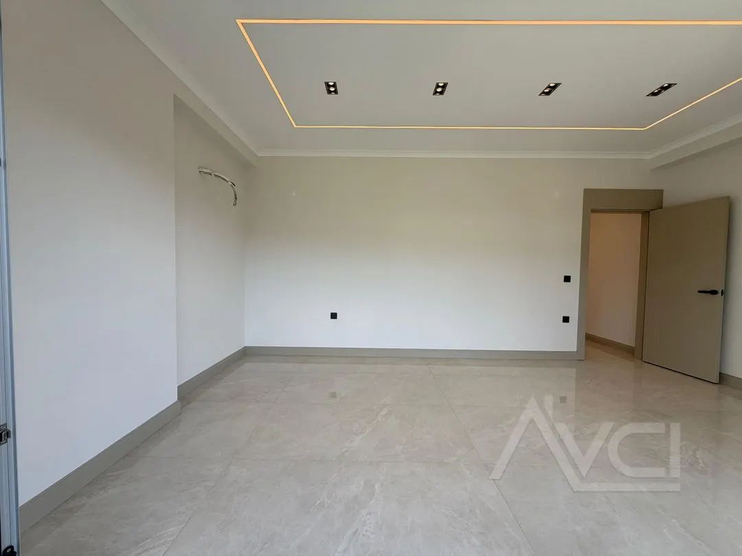 AVCI’DAN YÜRÜYÜŞ YOLU DİBİNDE TAM MÜSTAKİL LÜX HAVUZLU VİLLA