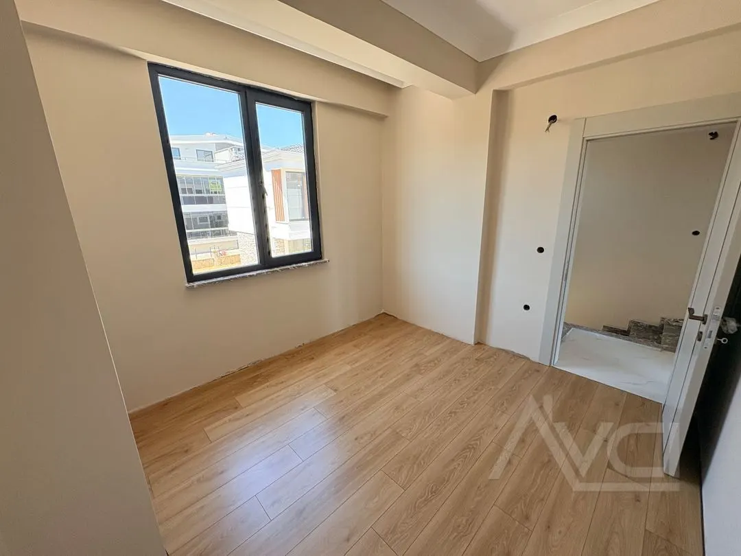 AVCI’DAN KÜÇÜKKUYU’DA YOL CEPHELİ SİTE İÇERİSİNDE 3+1 SIFIR VİLLA