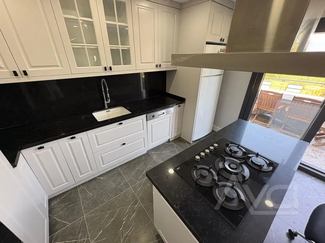 AVCI’DAN İSKELE’DE DENİZE SIFIR 5+2 300M2 VİLLA