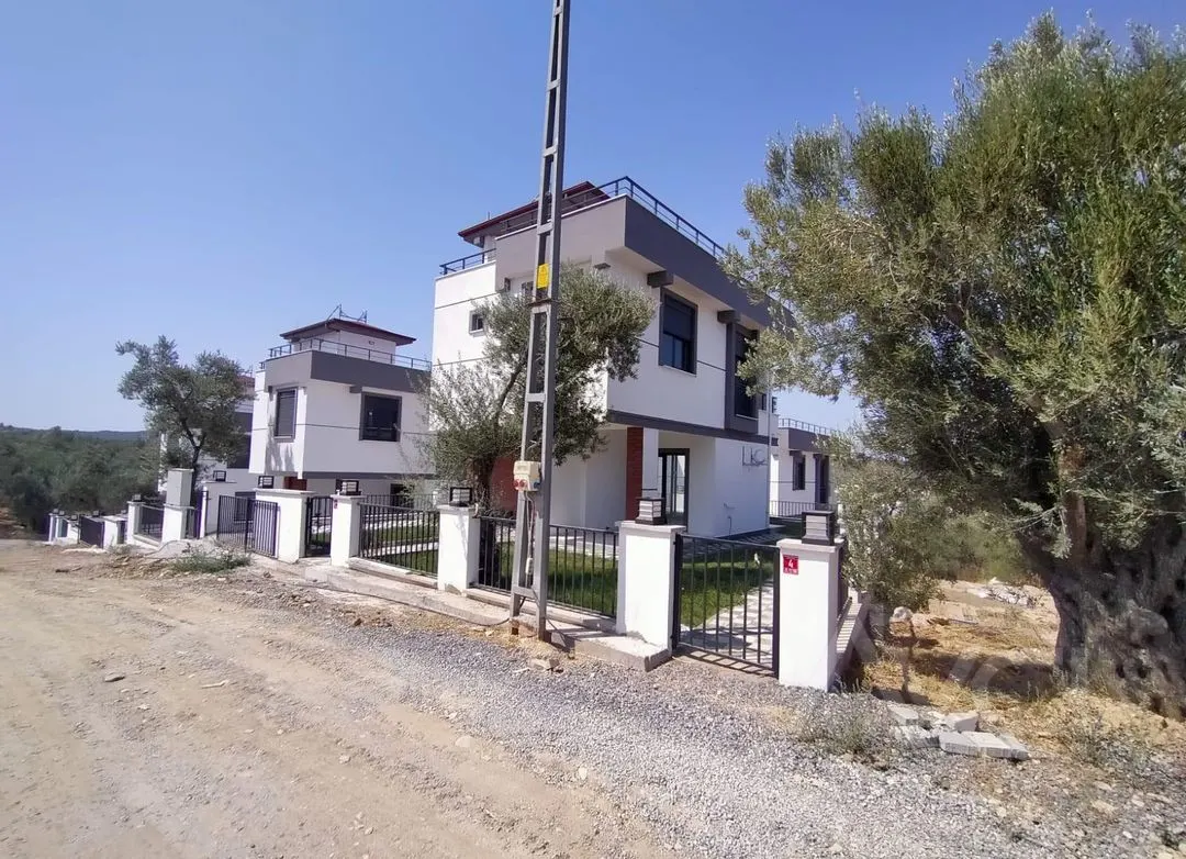 AVCI’DAN TAM MÜSTAKİL DENİZ MANZARALI 275M2 ARSALI VİLLA