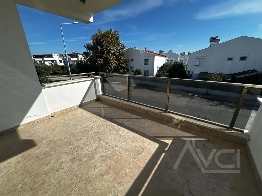 AVCI’DAN YOLUN ALTI DENİZE 100MT HAVUZLU SIFIR VİLLA