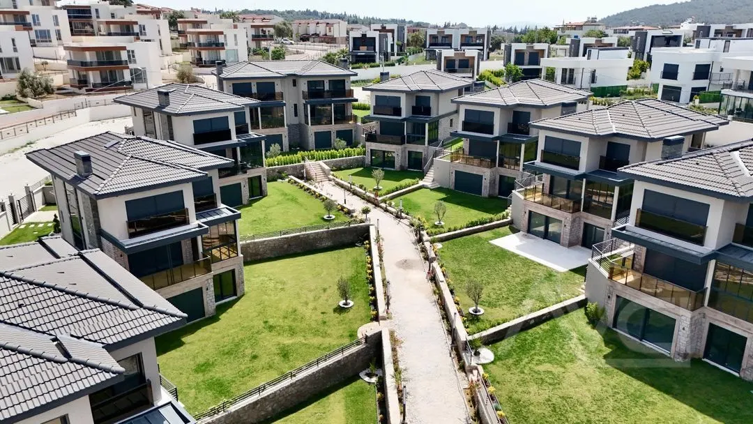 AVCI’DAN 6+1 DENİZE SIFIR ÖZEL PLAJLI MÜSTAKİL VİLLA