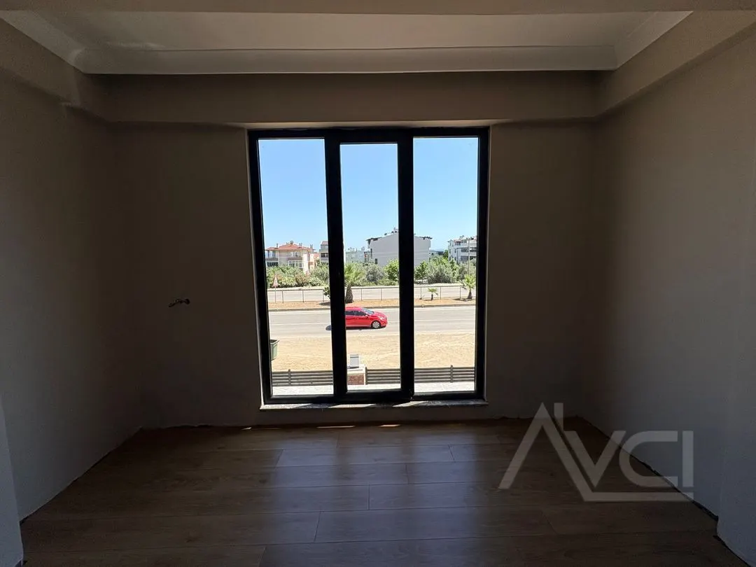 AVCI’DAN KÜÇÜKKUYU’DA YOL CEPHELİ SİTE İÇERİSİNDE 3+1 SIFIR VİLLA