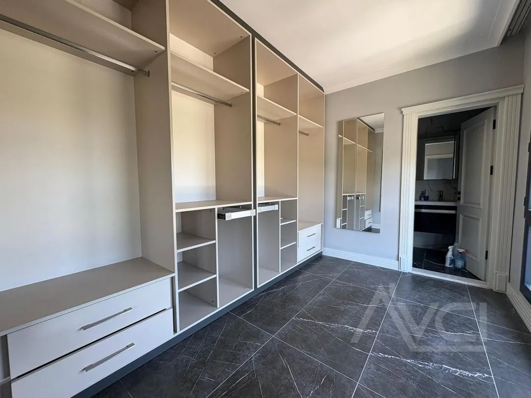 AVCI’DAN İSKELE’DE DENİZE SIFIR 5+2 300M2 VİLLA