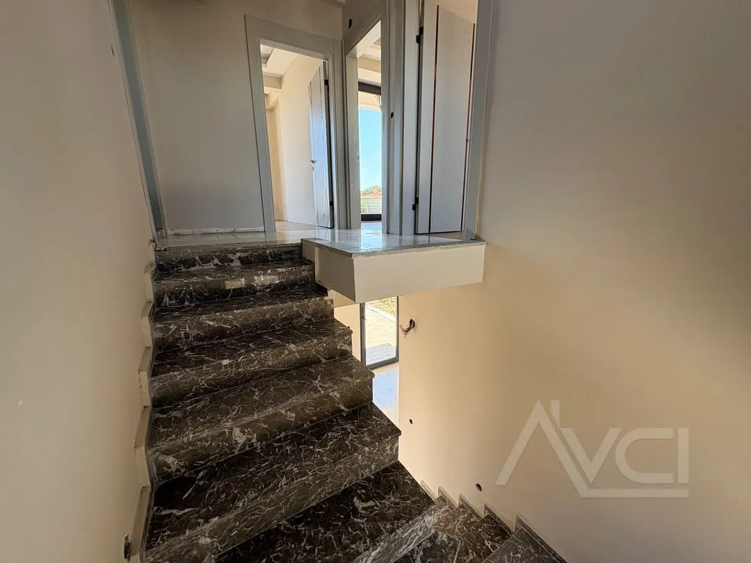 AVCI’DAN KÜÇÜKKUYU’DA YOL CEPHELİ SİTE İÇERİSİNDE 3+1 SIFIR VİLLA