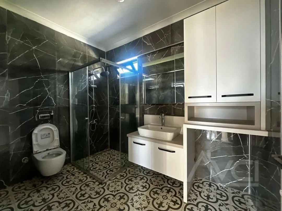 AVCI’DAN YOLUN ALTI DENİZE 100MT HAVUZLU SIFIR VİLLA