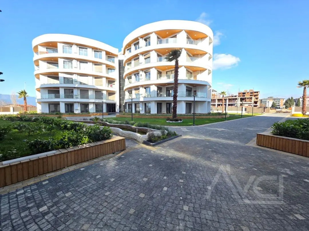 AVCI'DAN ÖREN MODERN'DE YETKİLİ HAVUZLU K.OTOPARKLI 1+1