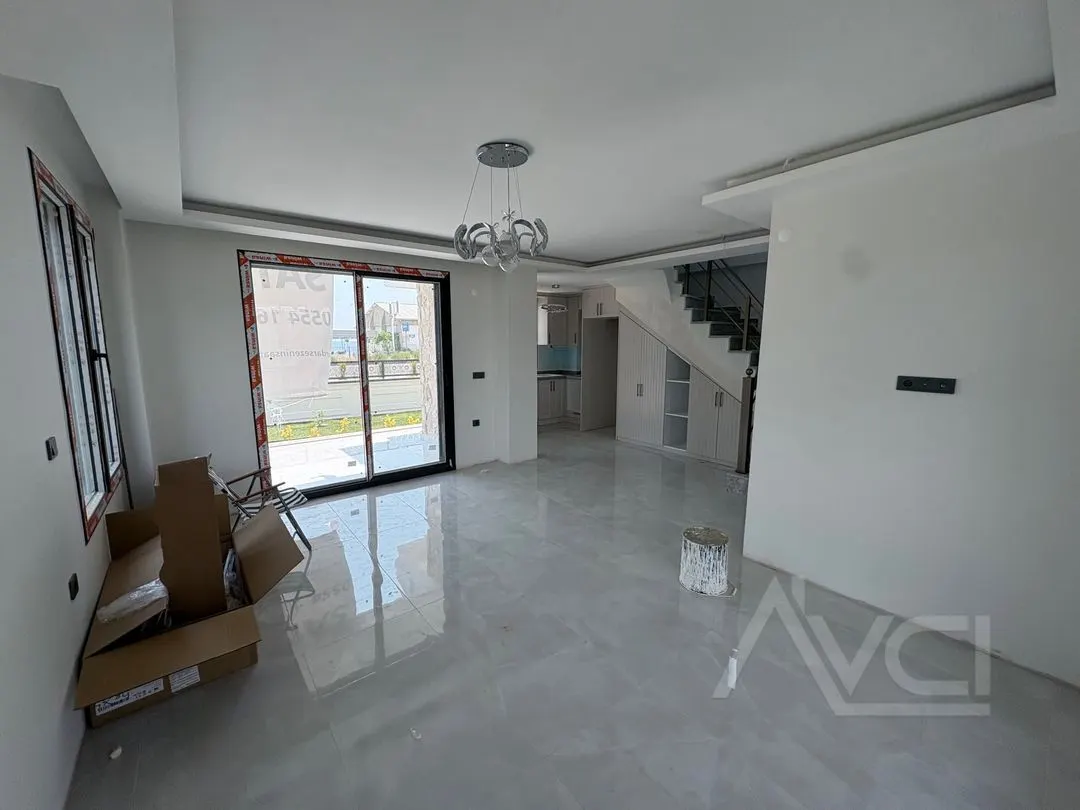 AVCI’DAN KÜÇÜKKUYUDA SİTE İÇERİSİNDE MÜSTAKİL YOLA YAKIN 3+1 VİLLA