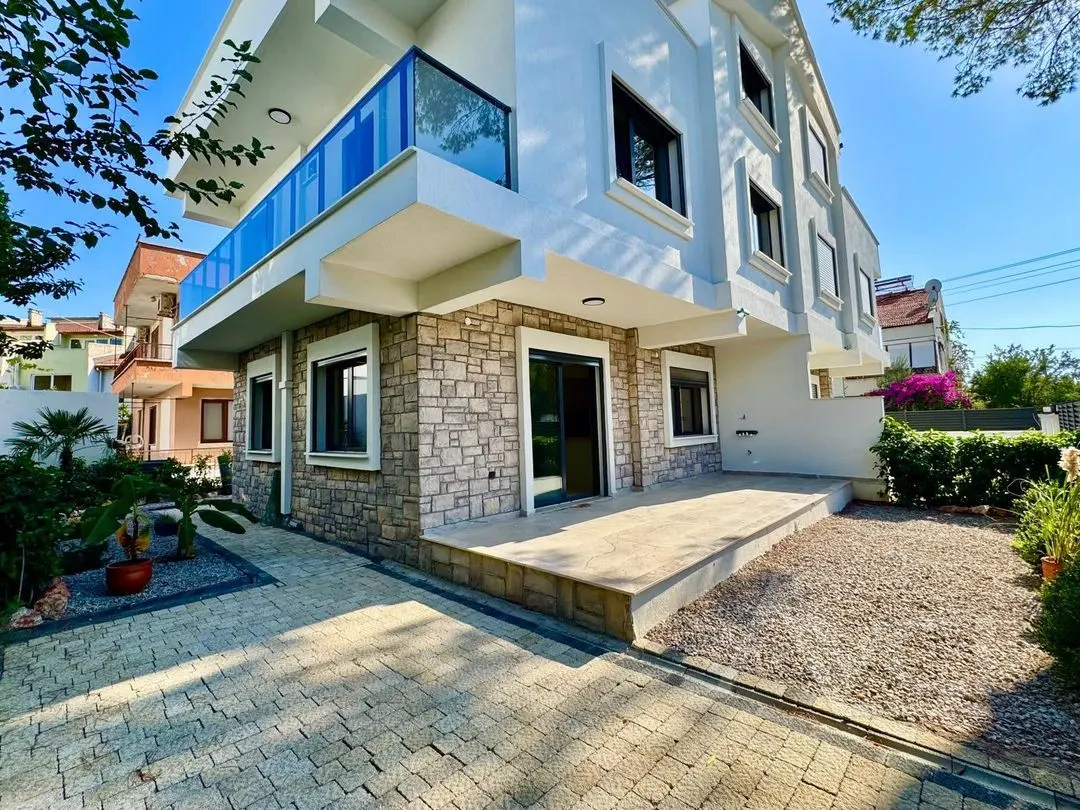 AVCI’DAN İKİZÇAY’DA DENİZE 40MT 4+1 SIFIR VİLLA