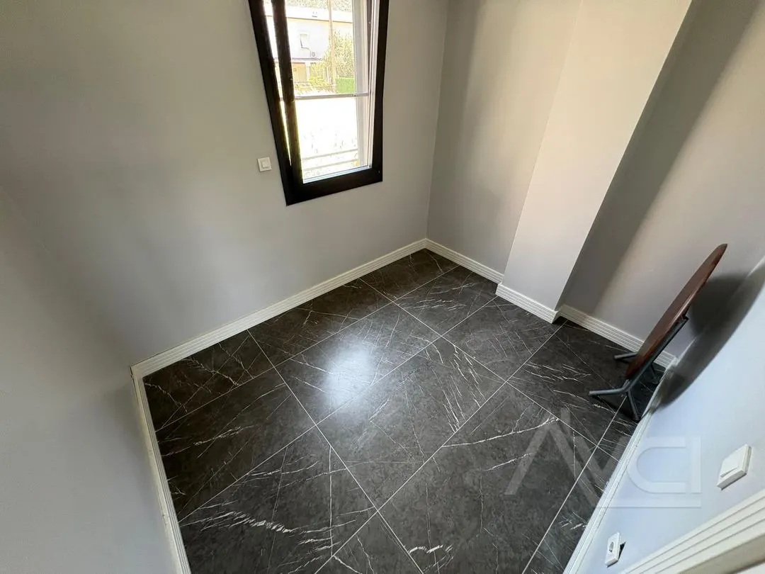 AVCI’DAN İSKELE’DE DENİZE SIFIR 5+2 300M2 VİLLA