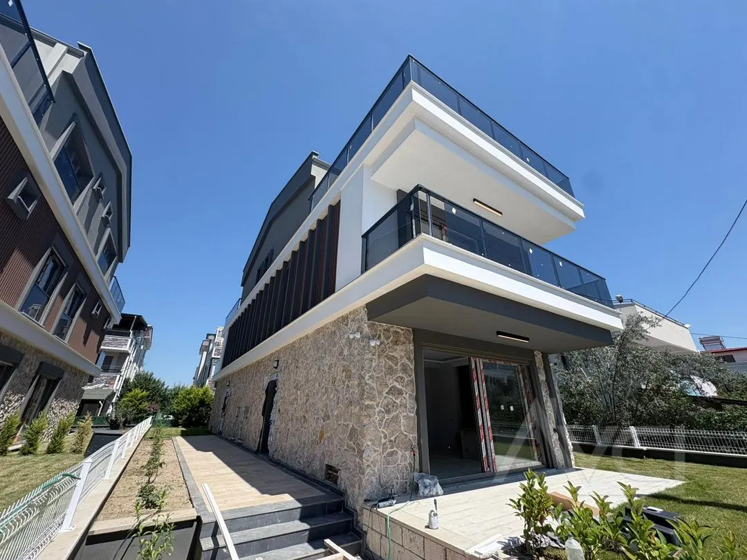 AVCI’DAN NARLI ALTINDA DENİZE 150MT 3+1 SIFIR VİLLA