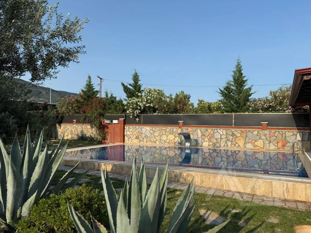 AVCI’DAN 1,500 M2 ARSA İÇİNDE 2 MÜŞTEMİLATLI HAVUZLU MALİKANE